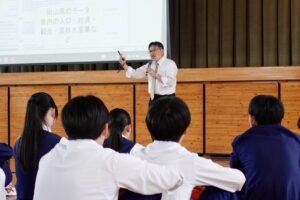 １年生が探究活動についてNDSUの森泰三先生のお話をうかがいました