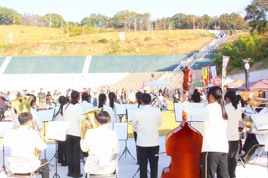 初の「倉敷ふれあいの丘公園」で演奏：11/15